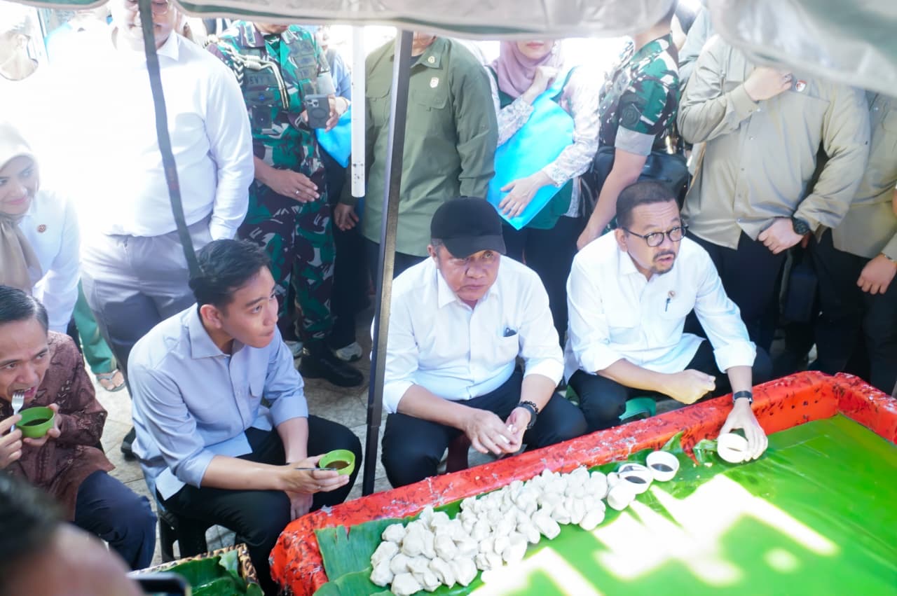 Tinjau Aktivitas Ekonomi di Pasar 16 ilir Palembang, Wapres Gibran Cicipi Pempek Tumpah Tinjau Aktivitas Ekonomi di Pasar 16 ilir Palembang, Wapres Gibran Cicipi Pempek Tumpah