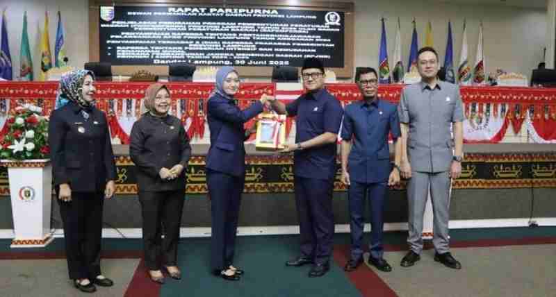 Ketua DPRD Lampung Pimpin Rapat Paripurna PROPEMPERDA Tahun 2025 Ketua DPRD Lampung Pimpin Rapat Paripurna PROPEMPERDA Tahun 2025