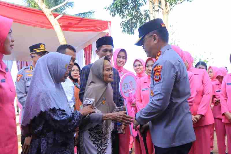 Polda Lampung Resmikan Bedah Rumah Dan Salurkan Bantuan Sosial Dalam Rangka HKGB ke-73 Polda Lampung Resmikan Bedah Rumah Dan Salurkan Bantuan Sosial Dalam Rangka HKGB ke-73