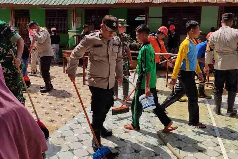 Polsek Serbalawan Evakuasi dan Bersihkan Sisa Banjir yang Rendam 120 Rumah Warga Polsek Serbalawan Evakuasi dan Bersihkan Sisa Banjir yang Rendam 120 Rumah Warga
