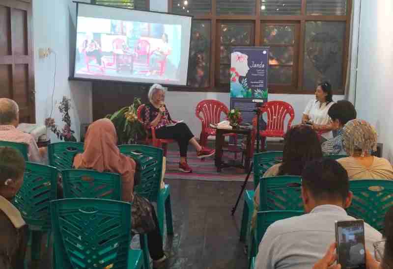 Bedah Buku “Janda”: Menyuarakan Keteguhan Perempuan Pemimpin Keluarga Bedah Buku “Janda”: Menyuarakan Keteguhan Perempuan Pemimpin Keluarga