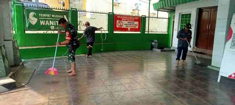Koramil 410-05/Tanjung Karang Pusat Gelar Kegiatan Karya Bakti Bersih Masjid Al Yaqin Koramil 410-05/Tanjung Karang Pusat Gelar Kegiatan Karya Bakti Bersih Masjid Al Yaqin