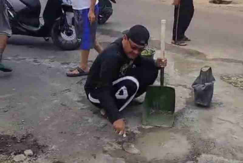 Warga Kelurahan Tanjung Harapan Kec. Kotabumi Selatan Gotong Royong Perbaiki Jalan Berlubang Warga Kelurahan Tanjung Harapan Kec. Kotabumi Selatan Gotong Royong Perbaiki Jalan Berlubang