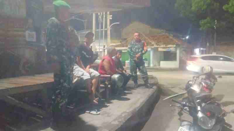 Babinsa Koramil TKT Tingkatkan Keamanan Lingkungan Melalui Patroli Teritorial Malam Hari Babinsa Koramil TKT Tingkatkan Keamanan Lingkungan Melalui Patroli Teritorial Malam Hari