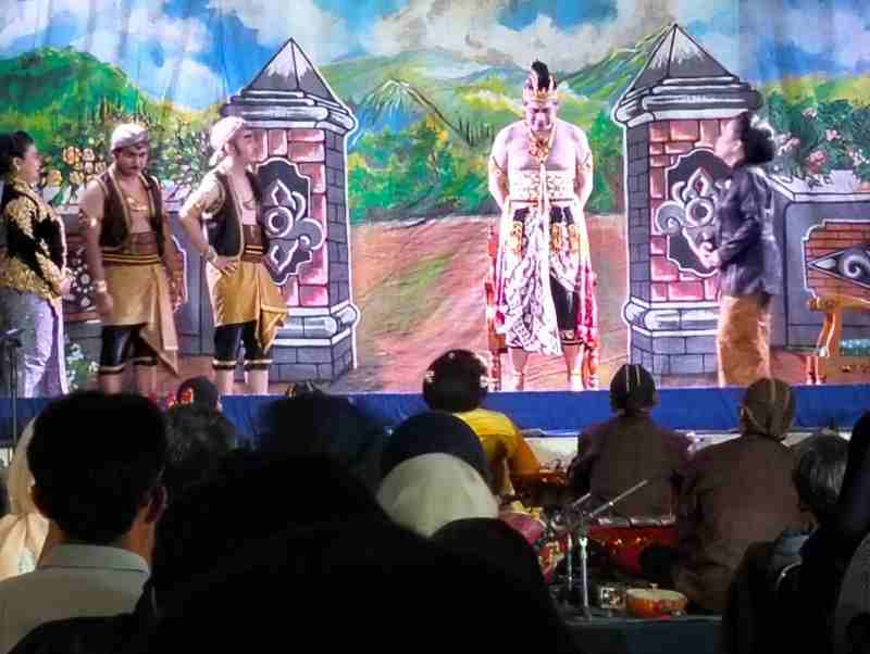 Ketoprak “Ande-Ande Lumut” Meriahkan Dies Natalis FIB Undip ke-60 Sivitas Akademika Pentas Bersama Ketoprak “Ande-Ande Lumut” Meriahkan Dies Natalis FIB Undip ke-60 Sivitas Akademika Pentas Bersama