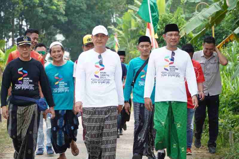 Jalan Sehat Pakai Sarung Meriahkan Hari Santri, Bupati: Menuju Indonesia Emas 2045 Harus Siapkan SDM Unggul Jalan Sehat Pakai Sarung Meriahkan Hari Santri, Bupati: Menuju Indonesia Emas 2045 Harus Siapkan SDM Unggul