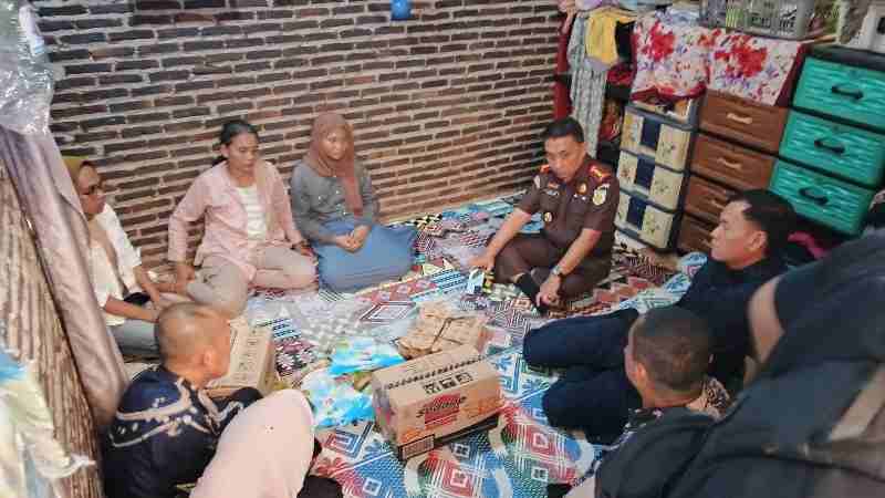 Kejari Bandar Lampung Beserta Jajaran Adakan Bakti Sosial, Kunjungi Kediaman Ibu Misna Megawati Kejari Bandar Lampung Beserta Jajaran Adakan Bakti Sosial, Kunjungi Kediaman Ibu Misna Megawati