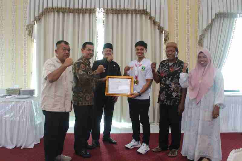 Dijamu Bupati Pasaman, Fadhlan Rusli Peraih Emas PON 2025 dan Orang Tua Dijamu Bupati Pasaman, Fadhlan Rusli Peraih Emas PON 2025 dan Orang Tua