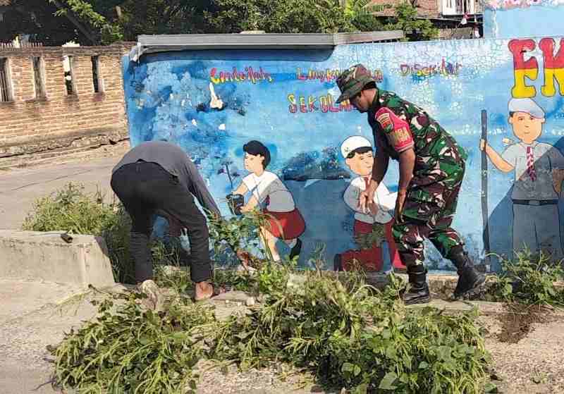 Sertu Sepri.M dari Koramil 410-01/ Panjang Bersama Masyarakat Lakukan Gotong Royong Sertu Sepri.M dari Koramil 410-01/ Panjang Bersama Masyarakat Lakukan Gotong Royong