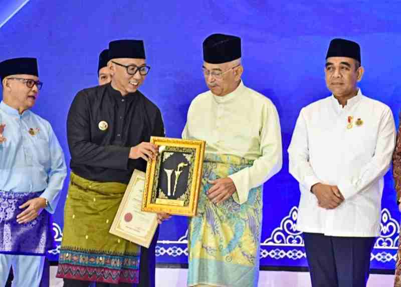 Gubernur Mirza Terima Anugerah Tun Perak dari DMDI yang Diikuti oleh 18 Negara Gubernur Mirza Terima Anugerah Tun Perak dari DMDI yang Diikuti oleh 18 Negara