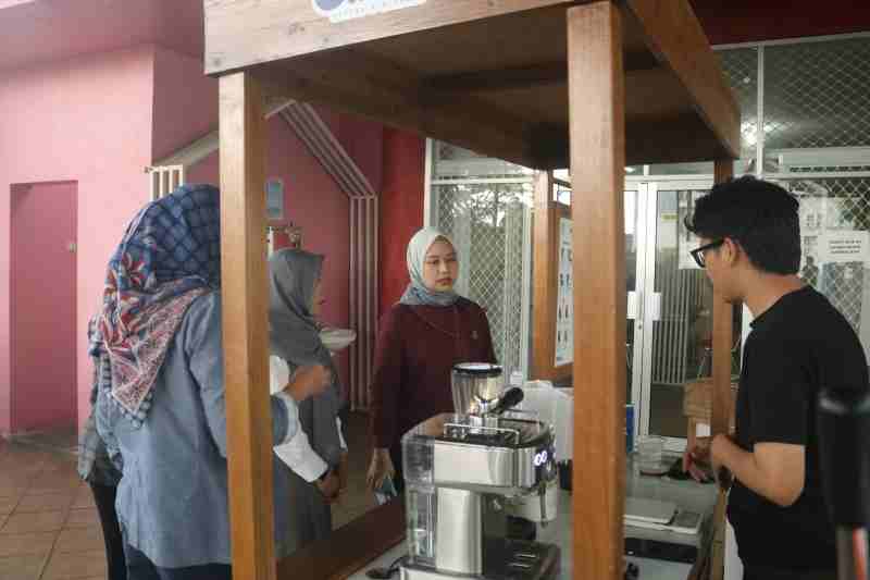 Sempat Nikmati Kopi Alumni, Wadhwani Foundation Kagum dengan Inovasi Kewirausahaan IIB Darmajaya Sempat Nikmati Kopi Alumni, Wadhwani Foundation Kagum dengan Inovasi Kewirausahaan IIB Darmajaya