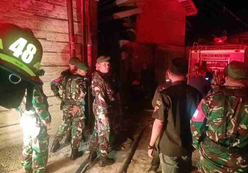 Babinsa Kelurahan Kangkung Pantau Lokasi Kebakaran dan Bantu Warga Yang Terkena Musibah Babinsa Kelurahan Kangkung Pantau Lokasi Kebakaran dan Bantu Warga Yang Terkena Musibah