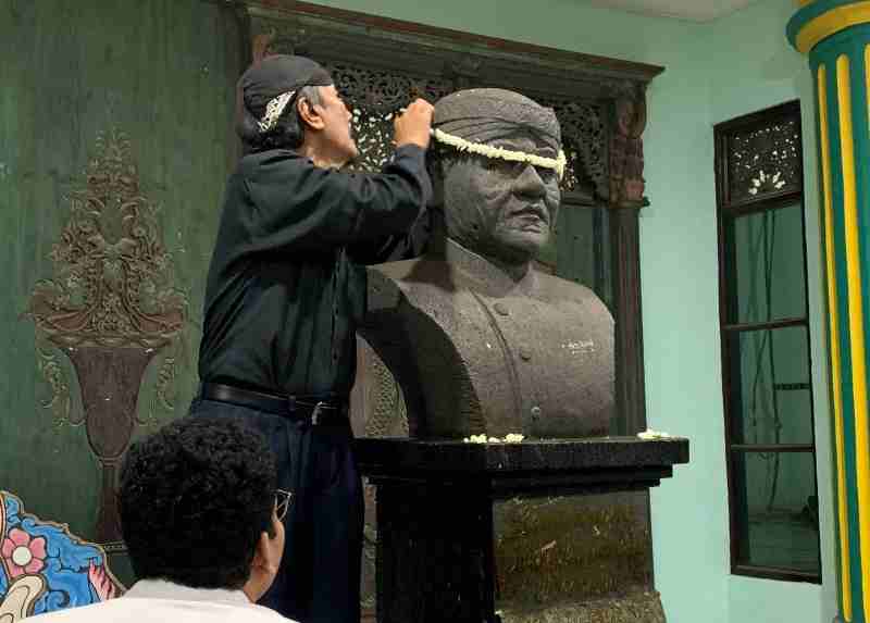 “Harmoni Seratus Tahun”, Prosesi Jamasan Patung Ki Narto Sabdo dan Gelar Mahakarya di UPGRIS “Harmoni Seratus Tahun”, Prosesi Jamasan Patung Ki Narto Sabdo dan Gelar Mahakarya di UPGRIS