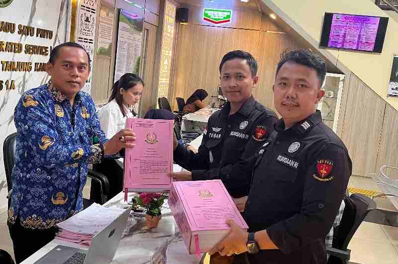 Jaksa Penuntut Umum Bidang Pidsus Kejari Bandar Lampung Limpahkan Perkara Tipikor Retribusi Pasar 2011-2012 Jaksa Penuntut Umum Bidang Pidsus Kejari Bandar Lampung Limpahkan Perkara Tipikor Retribusi Pasar 2011-2012