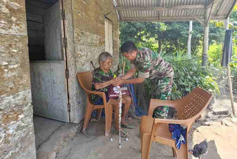 Kodim 0424/Tanggamus Bagikan Sembako kepada Warga Kurang Mampu Secara Door to Door Kodim 0424/Tanggamus Bagikan Sembako kepada Warga Kurang Mampu Secara Door to Door
