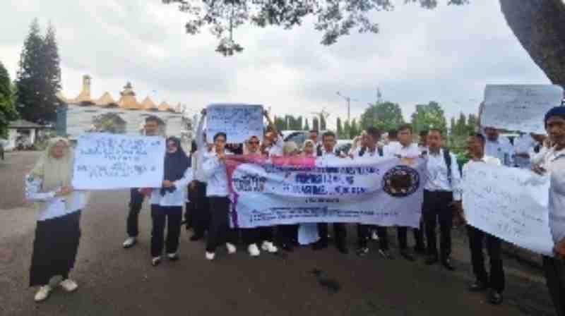 Puluhan Tenaga Honorer Tuntut Kepastian Status ke DPRD Puluhan Tenaga Honorer Tuntut Kepastian Status ke DPRD