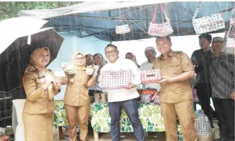 OJK dan TPAKD Pesawaran Kembangkan Ekosistem Pusat Inklusi Keuangan Syariah Berbasis Pesantren OJK dan TPAKD Pesawaran Kembangkan Ekosistem Pusat Inklusi Keuangan Syariah Berbasis Pesantren