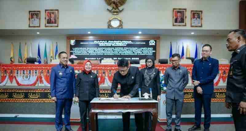 DPRD dan Pemprov Lampung Sepakati Raperda APBD 2026, Pendapatan Daerah Ditargetkan Rp7,6 Triliun DPRD dan Pemprov Lampung Sepakati Raperda APBD 2026, Pendapatan Daerah Ditargetkan Rp7,6 Triliun