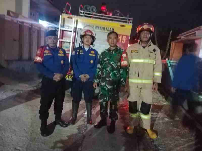 Babinsa Kel.Gedong Air Bersama Warga dan Petugas Damkar Lakukan Pemadaman Material di Bengkel Mobil Babinsa Kel.Gedong Air Bersama Warga dan Petugas Damkar Lakukan Pemadaman Material di Bengkel Mobil