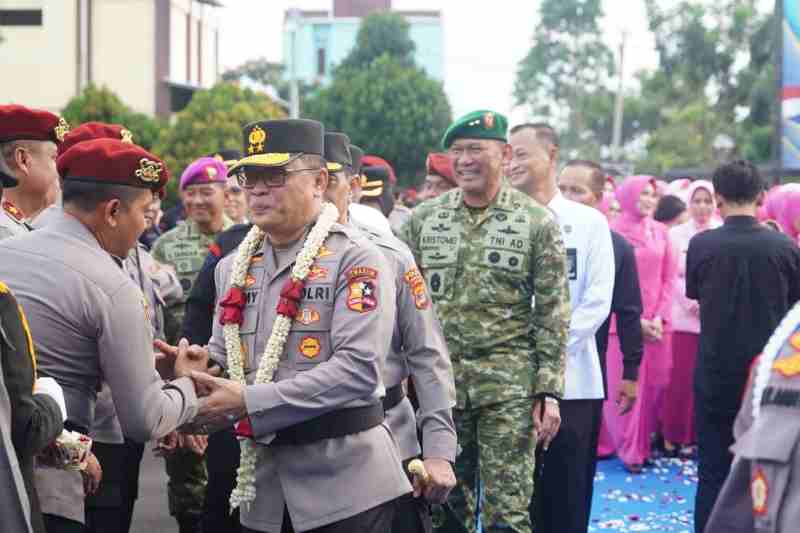 Pangdam XXI/Raden Inten Hadiri Upacara Farewell dan Welcome Parade Kapolda Lampung Pangdam XXI/Raden Inten Hadiri Upacara Farewell dan Welcome Parade Kapolda Lampung
