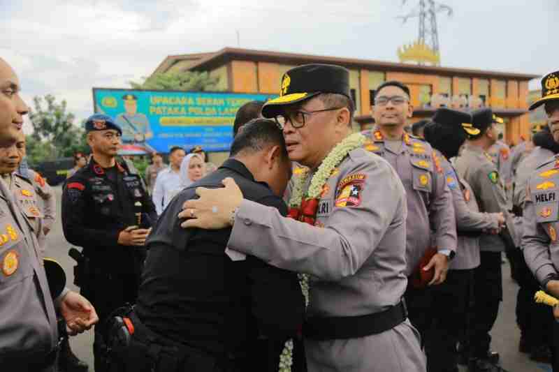 Disertai Gerimis dan Air Mata, Irjen Helmy Santika Tinggalkan Polda Lampung Disertai Gerimis dan Air Mata, Irjen Helmy Santika Tinggalkan Polda Lampung