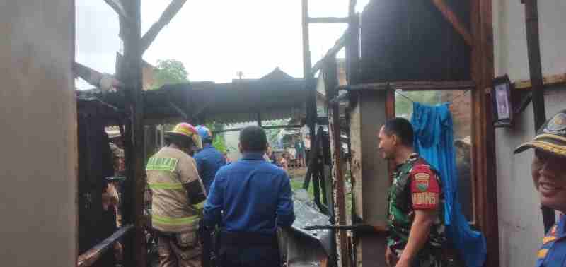 Kolaborasi Babinsa Tanjung Karang Pusat -Damkar Kota Bandar Lampung Atasi Kebakaran Rumah Warga Kolaborasi Babinsa Tanjung Karang Pusat -Damkar Kota Bandar Lampung Atasi Kebakaran Rumah Warga