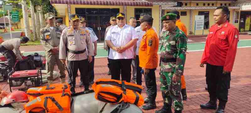 Kapolres Simalungun Pimpin Apel Kesiapan Tanggap Darurat Bencana: Sinergi TNI-Polri dan Stakeholder Lindungi Masyarakat Kapolres Simalungun Pimpin Apel Kesiapan Tanggap Darurat Bencana: Sinergi TNI-Polri dan Stakeholder Lindungi Masyarakat