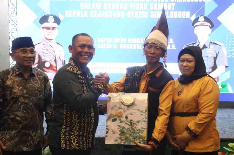 Kapolres Simalungun Hadiri Ramah Tamah Pisah Sambut Kajari, Tekankan Pentingnya Sinergitas TNI-Polri-Kejaksaan Kapolres Simalungun Hadiri Ramah Tamah Pisah Sambut Kajari, Tekankan Pentingnya Sinergitas TNI-Polri-Kejaksaan