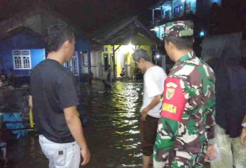 Banjir Rob di Kelurahan Kangkung, Kec. Bumi Waras, Babinsa 410-TBS Lakukan Penanganan Awal Banjir Rob di Kelurahan Kangkung, Kec. Bumi Waras, Babinsa 410-TBS Lakukan Penanganan Awal