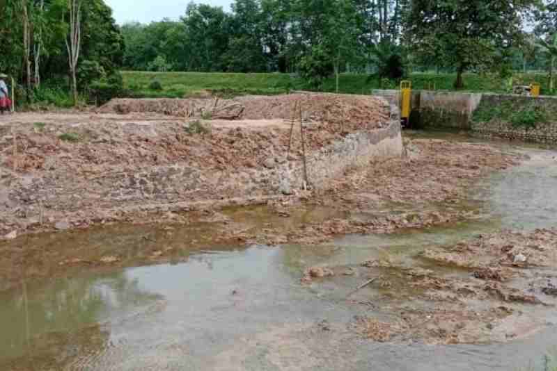 Edy Mandor Klarifikasi Soal Kualitas Pekerjaan Bendungan Edy Mandor Klarifikasi Soal Kualitas Pekerjaan Bendungan