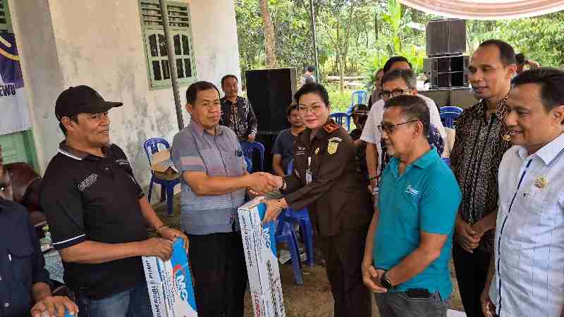 Kejari Pringsewu Fasilitasi Penyerahan Bantuan CSR Perpadi Kepada Petani Mitra Adhyaksa Kejari Pringsewu Fasilitasi Penyerahan Bantuan CSR Perpadi Kepada Petani Mitra Adhyaksa