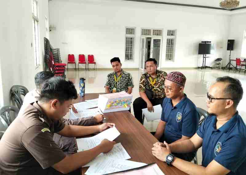 Perkara Dugaan Korupsi Bimtek Aparatur Desa, Kejari Pringsewu Laksanakan Tahap II Perkara Dugaan Korupsi Bimtek Aparatur Desa, Kejari Pringsewu Laksanakan Tahap II