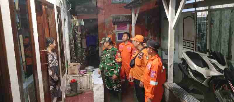 Banjir Rob di Kel. Kangkung, Babinsa Koramil 410/TBS dan Kodim 0410/KBL Serta BPBD Lakukan Bantuan ke Warga Banjir Rob di Kel. Kangkung, Babinsa Koramil 410/TBS dan Kodim 0410/KBL Serta BPBD Lakukan Bantuan ke Warga