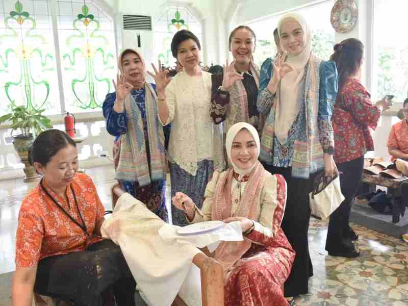 Dekranasda Lampung Gandeng Batik Keris, Angkat Motif Siger dan Kapal Lampung ke Pasar Nasional Dekranasda Lampung Gandeng Batik Keris, Angkat Motif Siger dan Kapal Lampung ke Pasar Nasional