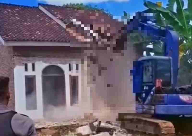 Viral Video Pasutri di Lampung Timur Sepakat Robohkan Rumah Usai Cerai, Ini Faktanya Viral Video Pasutri di Lampung Timur Sepakat Robohkan Rumah Usai Cerai, Ini Faktanya