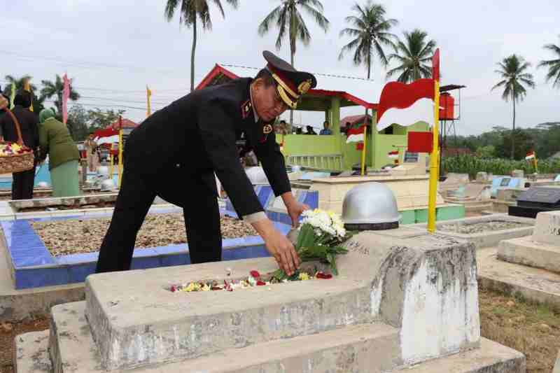 Kompol Robi: Meneladani Pahlawan Menumbuhkan Semangat Melayani dan Memberi Manfaat Kompol Robi: Meneladani Pahlawan Menumbuhkan Semangat Melayani dan Memberi Manfaat