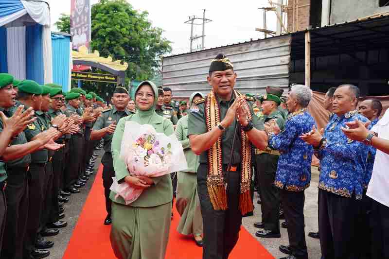 Pangdam XXI/RI Sampaikan Arahan Kepada Prajurit, PNS, dan Persit Korem 043/Gatam Serta Kodim 0410/KBL Pangdam XXI/RI Sampaikan Arahan Kepada Prajurit, PNS, dan Persit Korem 043/Gatam Serta Kodim 0410/KBL