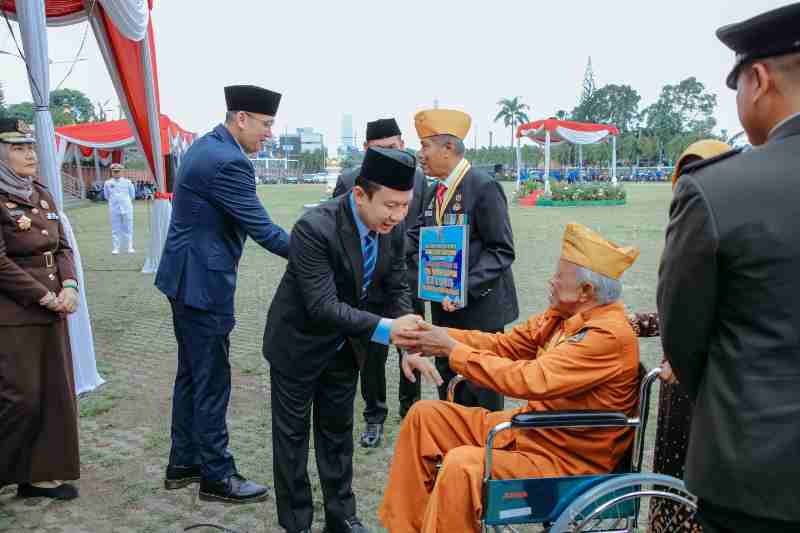 Pemprov Lampung Serahkan Bantuan kepada Veteran pada Peringatan Hari Pahlawan 2025 Pemprov Lampung Serahkan Bantuan kepada Veteran pada Peringatan Hari Pahlawan 2025