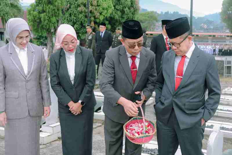 Upacara Ziarah Nasional di TMP Tanjung Karang, Wujud Penghormatan kepada Para Pahlawan Bangsa Upacara Ziarah Nasional di TMP Tanjung Karang, Wujud Penghormatan kepada Para Pahlawan Bangsa