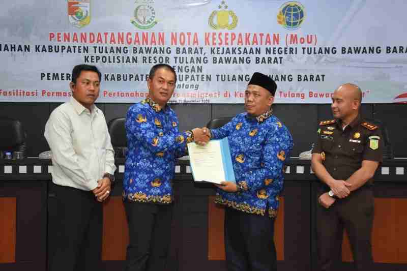 Pemkab Tubaba, BPN, Kejaksaan, dan Polres Bersinergi Teken MoU: Tuntaskan Masalah Tanah Eks Transmigrasi dan Perangi Mafia Tanah Pemkab Tubaba, BPN, Kejaksaan, dan Polres Bersinergi Teken MoU: Tuntaskan Masalah Tanah Eks Transmigrasi dan Perangi Mafia Tanah