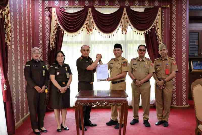 Pemkab Lambar Serahkan Hibah Tanah Seluas 1.593 Meter Persegi untuk Kejaksaan Negeri Liwa Pemkab Lambar Serahkan Hibah Tanah Seluas 1.593 Meter Persegi untuk Kejaksaan Negeri Liwa