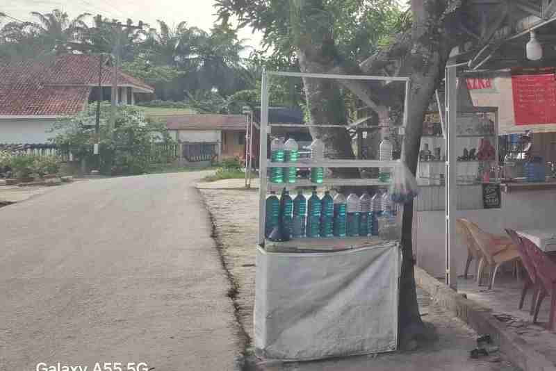 Diduga Terjadi Penimbunan BBM, Pelaku Berinisial “Faiz” dan Zuki Beroperasi di Desa Teluk Panji Diduga Terjadi Penimbunan BBM, Pelaku Berinisial “Faiz” dan Zuki Beroperasi di Desa Teluk Panji