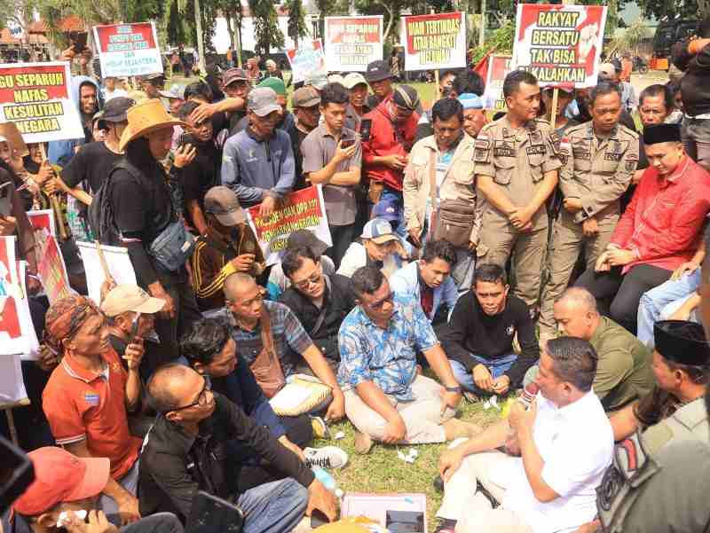 Aksi Unjuk Rasa Guncang Tulang Bawang! AKBP Yuliansyah: Polisi Hadir Redakan Panasnya Aspirasi Rakyat Aksi Unjuk Rasa Guncang Tulang Bawang! AKBP Yuliansyah: Polisi Hadir Redakan Panasnya Aspirasi Rakyat
