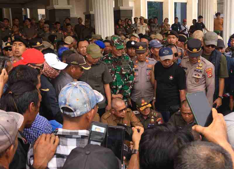 Ratusan Warga Aksi Unjuk Rasa Guncang Tulang Bawang Ratusan Warga Aksi Unjuk Rasa Guncang Tulang Bawang