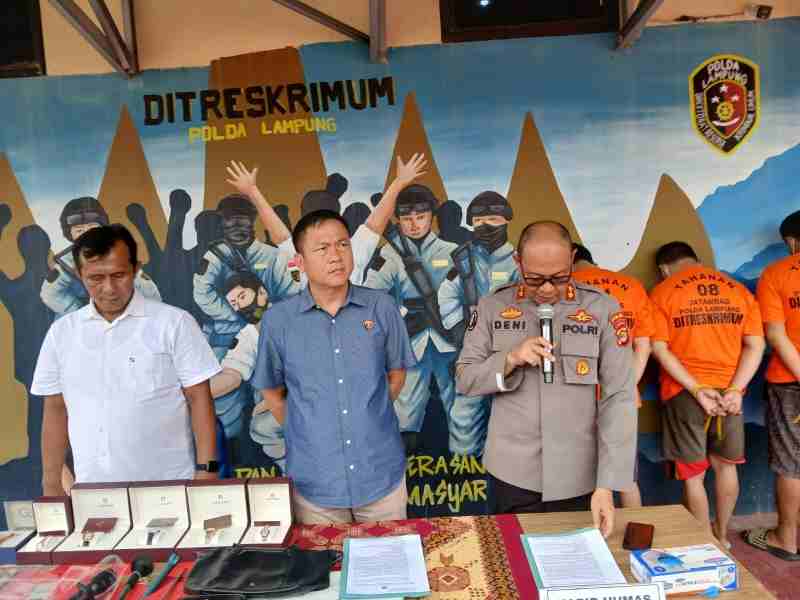 Tiga Pembobol Rumah Kosong Berhasil Ditangkap Subdit Jatanras Di Pelabuhan Bakauheni Tiga Pembobol Rumah Kosong Berhasil Ditangkap Subdit Jatanras Di Pelabuhan Bakauheni