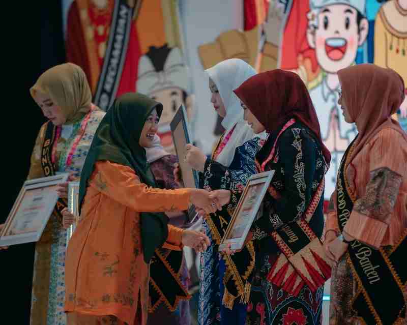 Bunda PAUD Batin Wulan Raih Penghargaan Nasional: Komitmen Nyata untuk Anak Usia Dini Bunda PAUD Batin Wulan Raih Penghargaan Nasional: Komitmen Nyata untuk Anak Usia Dini