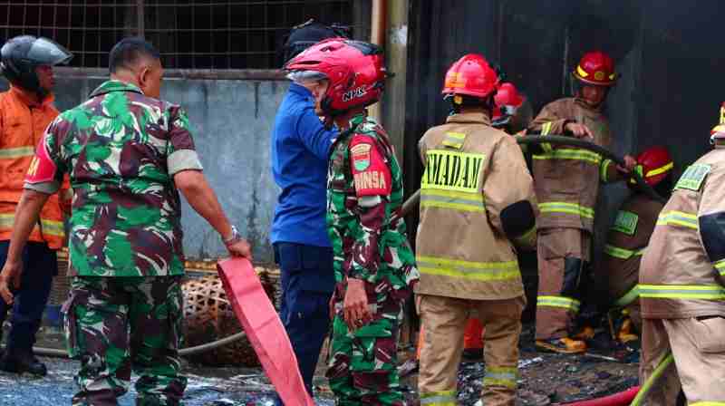 Babinsa Beringin Raya Sertu. Edwin Bersama Tim Damkar Bandar Lampung Bantu Padamkan Kebakaran Babinsa Beringin Raya Sertu. Edwin Bersama Tim Damkar Bandar Lampung Bantu Padamkan Kebakaran