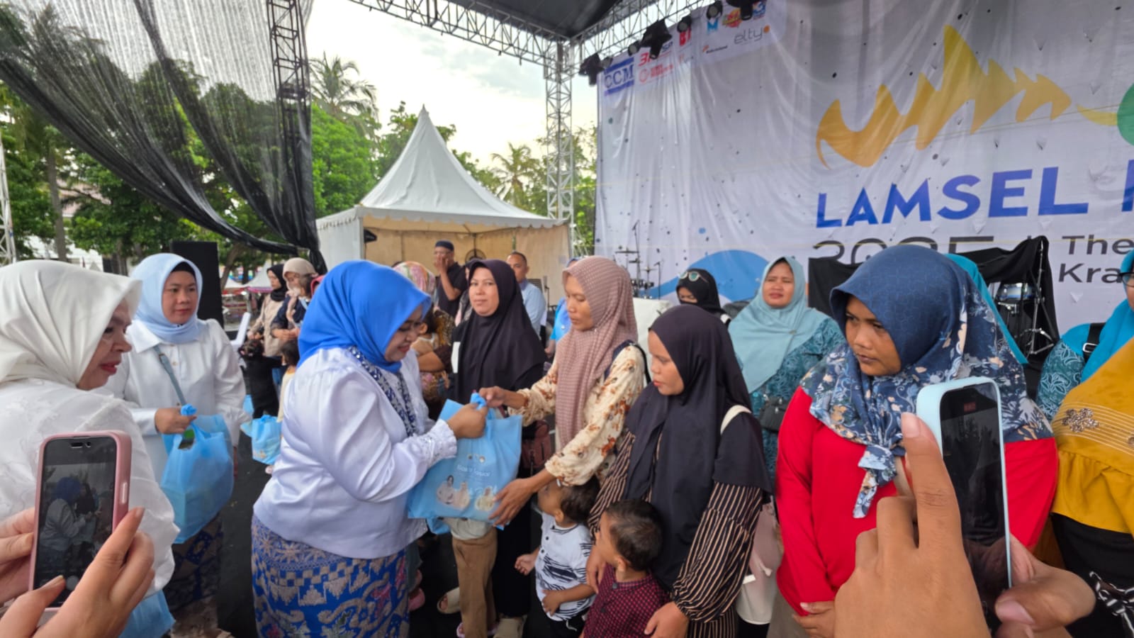 Ratna Yanuana Supriyanto Pimpin Bhakti Sosial DWP untuk Keluarga Berisiko Stunting di HUT Lamsel Ke 69 Ratna Yanuana Supriyanto Pimpin Bhakti Sosial DWP untuk Keluarga Berisiko Stunting di HUT Lamsel Ke 69