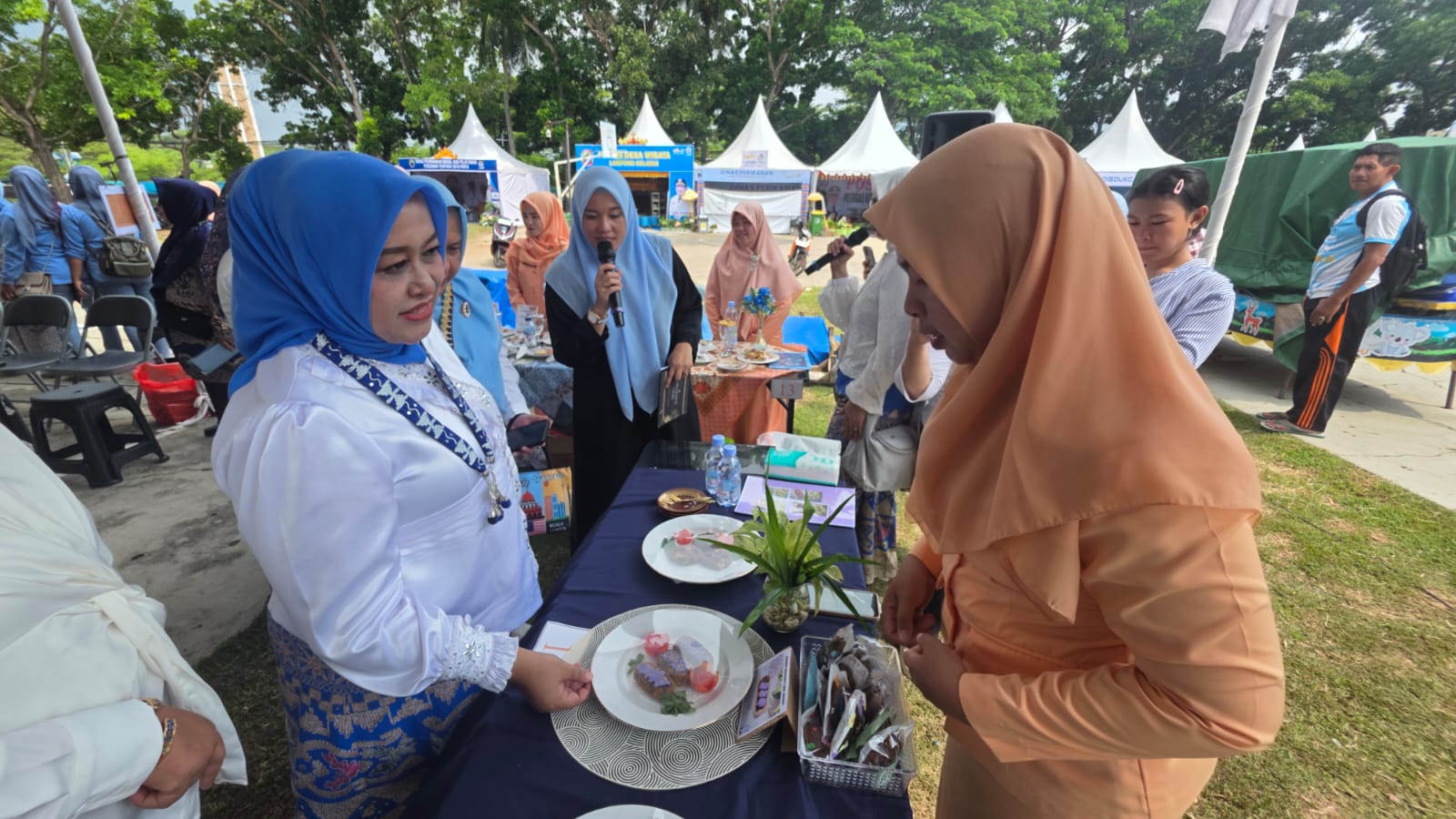 Hari Jadi Bumi Khagom Mufakat Ke 69 Tahun, DWP Komitmen Tuntaskan Stunting Lewat PMT Untuk Balita Hari Jadi Bumi Khagom Mufakat Ke 69 Tahun, DWP Komitmen Tuntaskan Stunting Lewat PMT Untuk Balita