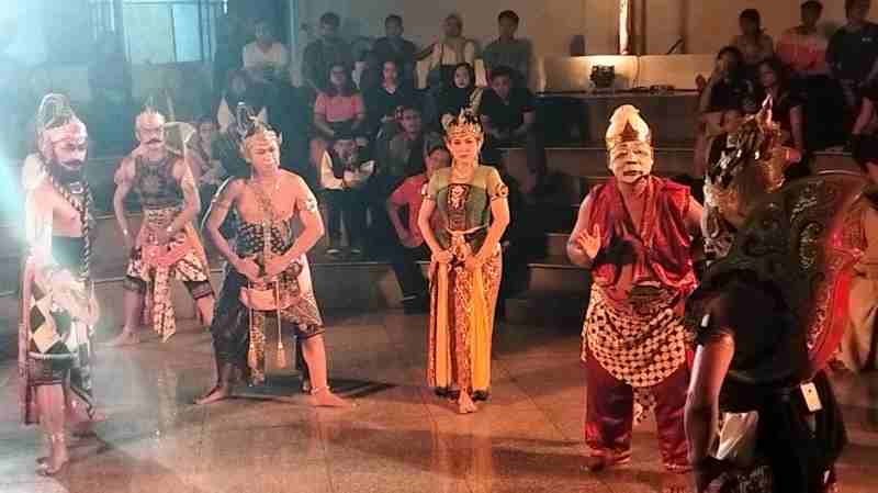 Wayang On The Street “Sang Pämomong” Menghidupkan Kota Lama Semarang Wayang On The Street “Sang Pämomong” Menghidupkan Kota Lama Semarang